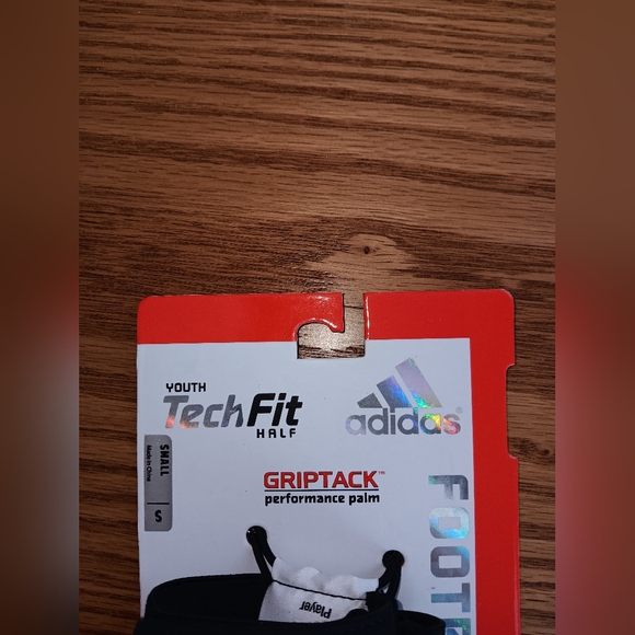 Adidas Genuine Gloves - Picture 2 of 6